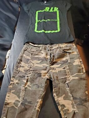 Awkward Silence Black Size L Short Slevee& Red Fox Camo Size Xl Distressed Short